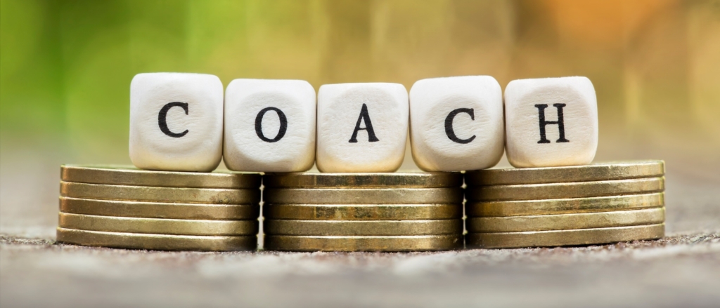 Coach écrit avec des petits carrés blancs et posés sur des pièces.