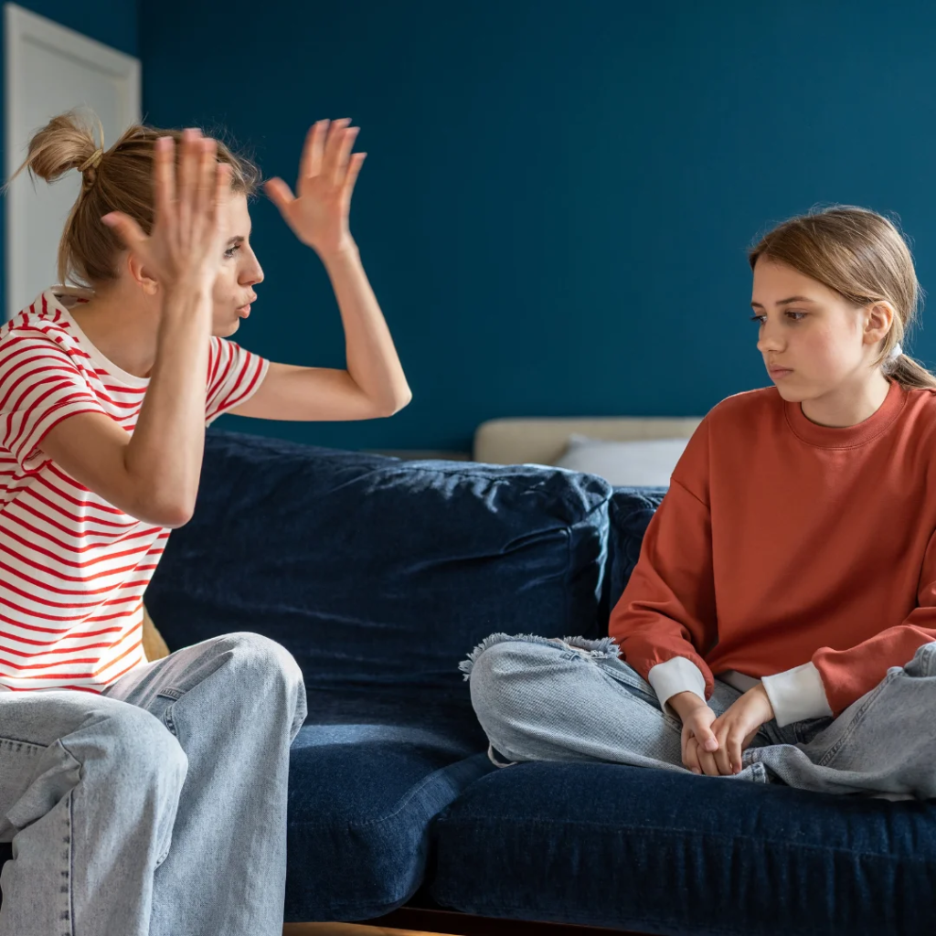 Une mère qui fâche sa fille adolescente.